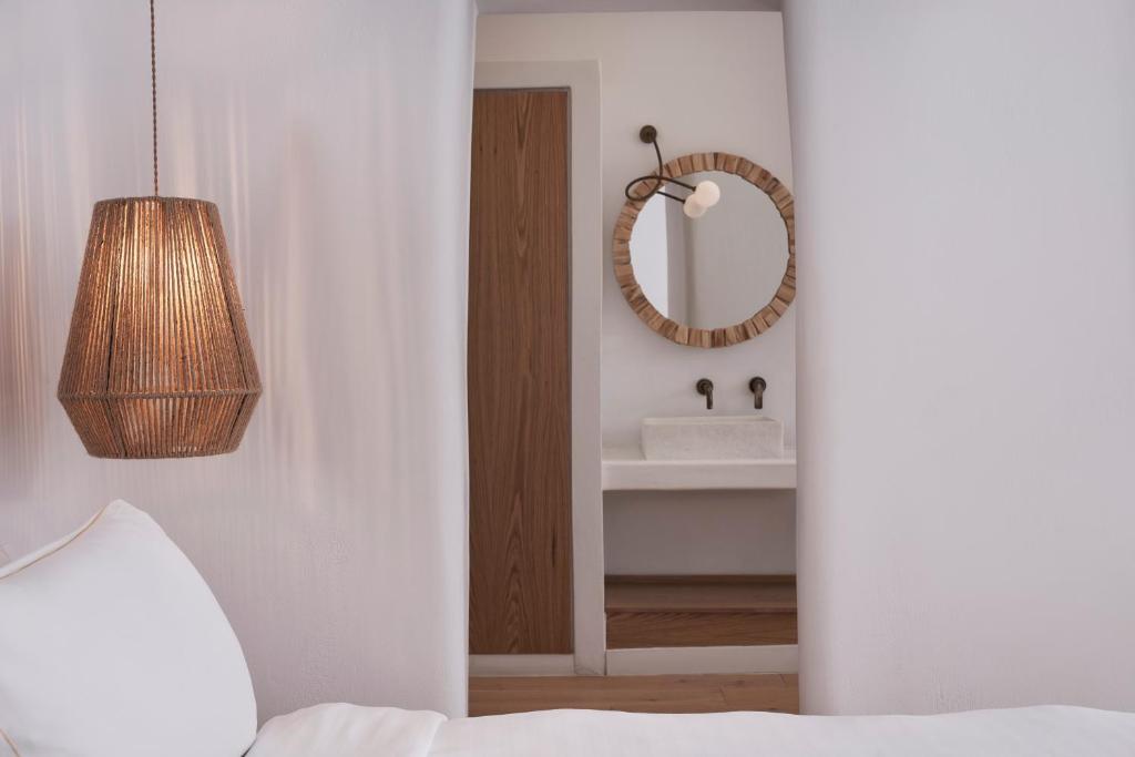 Postel nebo postele na pokoji v ubytování White Sand Suites Mykonos