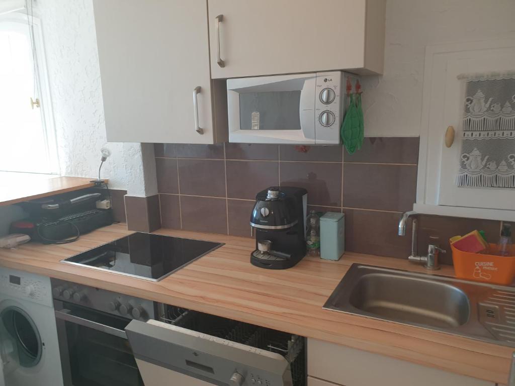 Kuchnia lub aneks kuchenny w obiekcie 3 pièces face mer et St-Tropez