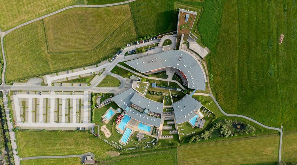 Bazén v ubytování Tauern Spa Hotel & Therme nebo v jeho okolí
