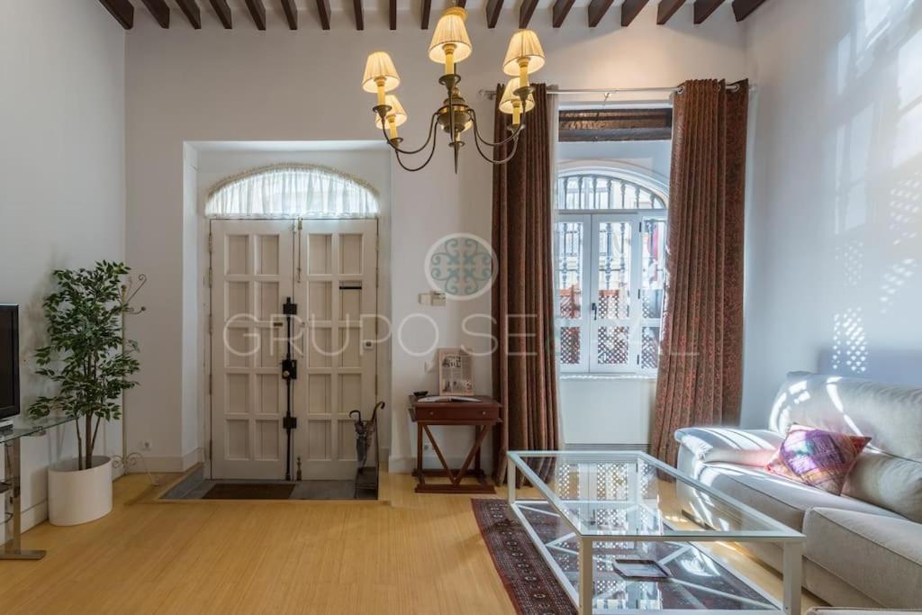 een woonkamer met een bank en een glazen tafel bij FULL HOUSE NEAR CATHEDRAL AND REAL MAESTRANZA by Antonia Diaz street in Sevilla