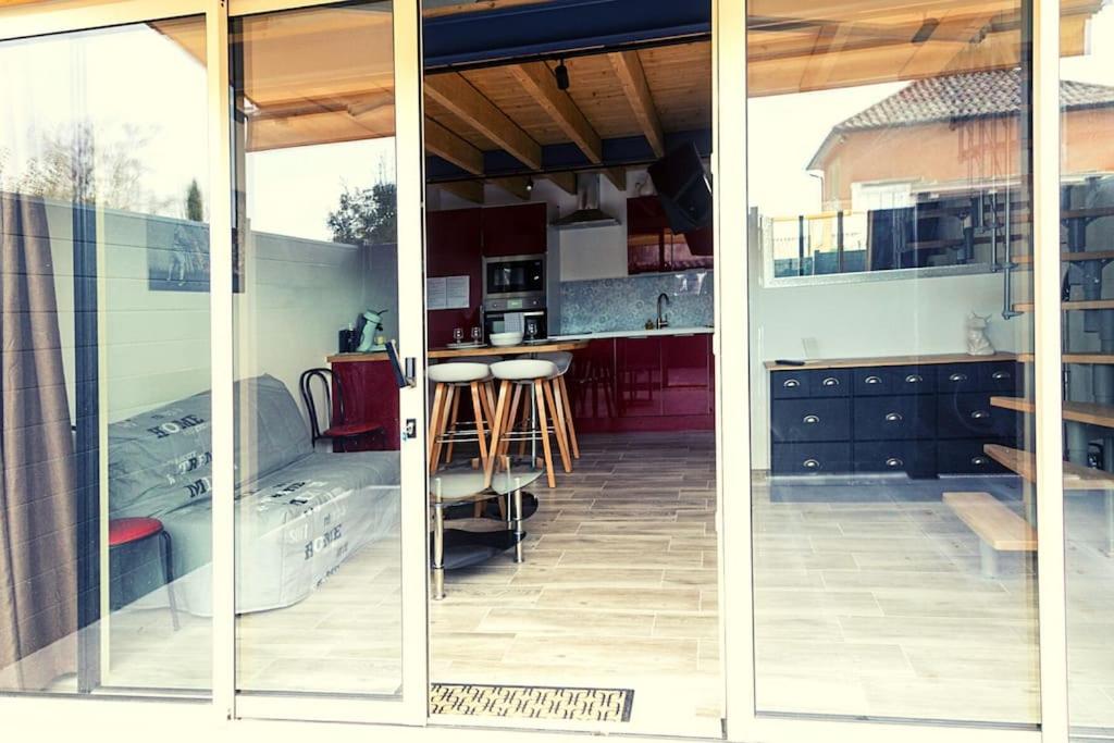 3 vistas a una cocina a través de una puerta corredera de cristal en Tanvol4-Climatisation-parking-Terrasse, en Viriat