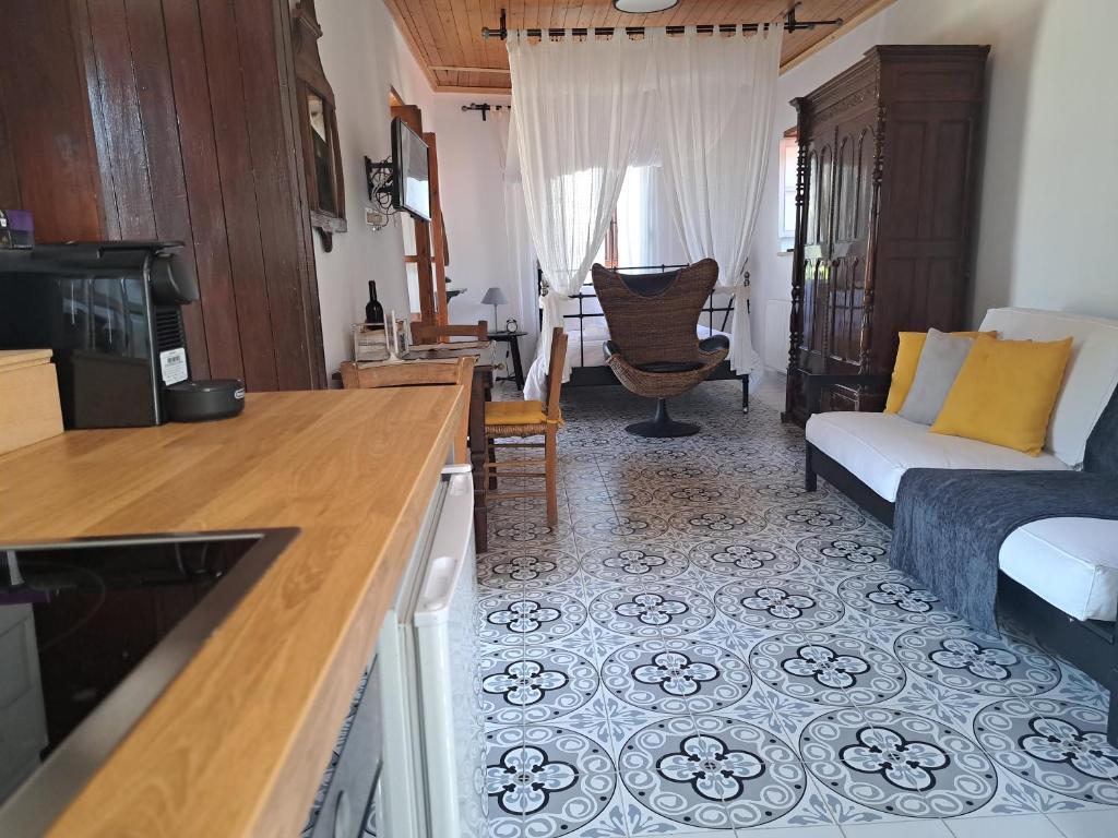 cocina y sala de estar con sofá y cama en Liakoto, en Panayia