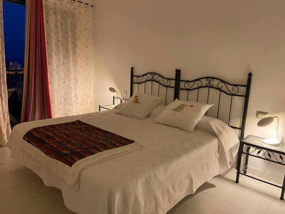 A bed or beds in a room at Ático con vistas al mar en el centro de La Caleta
