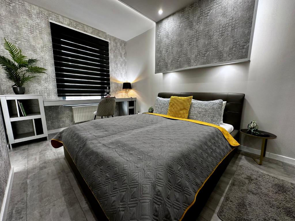 um quarto com uma cama grande e uma janela em Leda Apartments em Budapeste