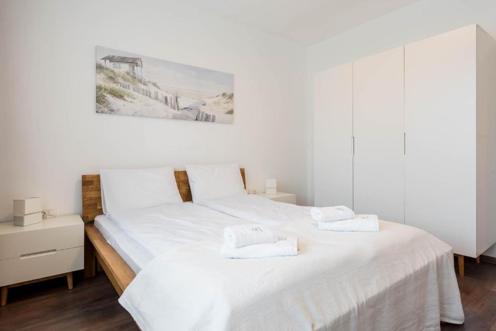 sypialnia z 2 łóżkami z białą pościelą w obiekcie Cosy apartment in central Varna w Warnie