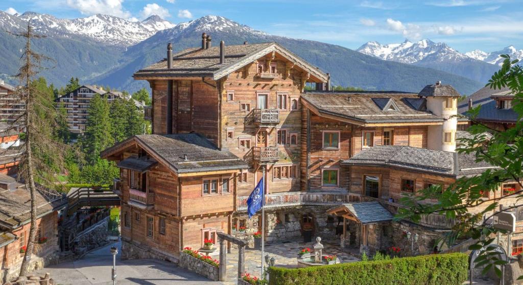 Nespecifikovaný výhled na hory nebo výhled na hory při pohledu z hotelu