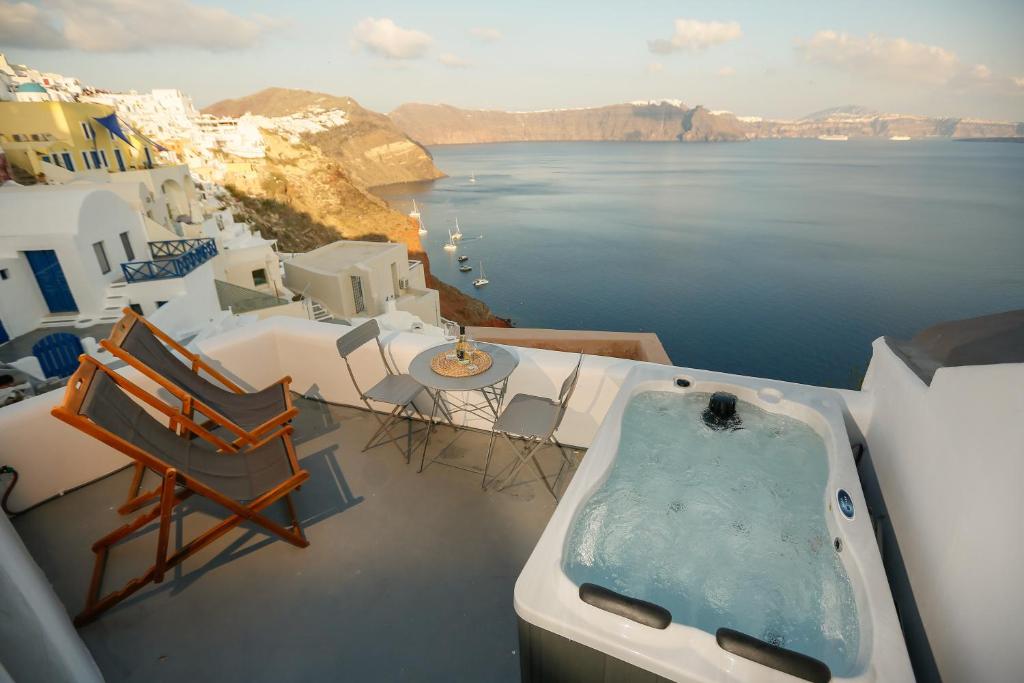 bañera en el balcón con vistas al océano en Dream Cave Oia maisonette for 4 persons by MPS, en Oia