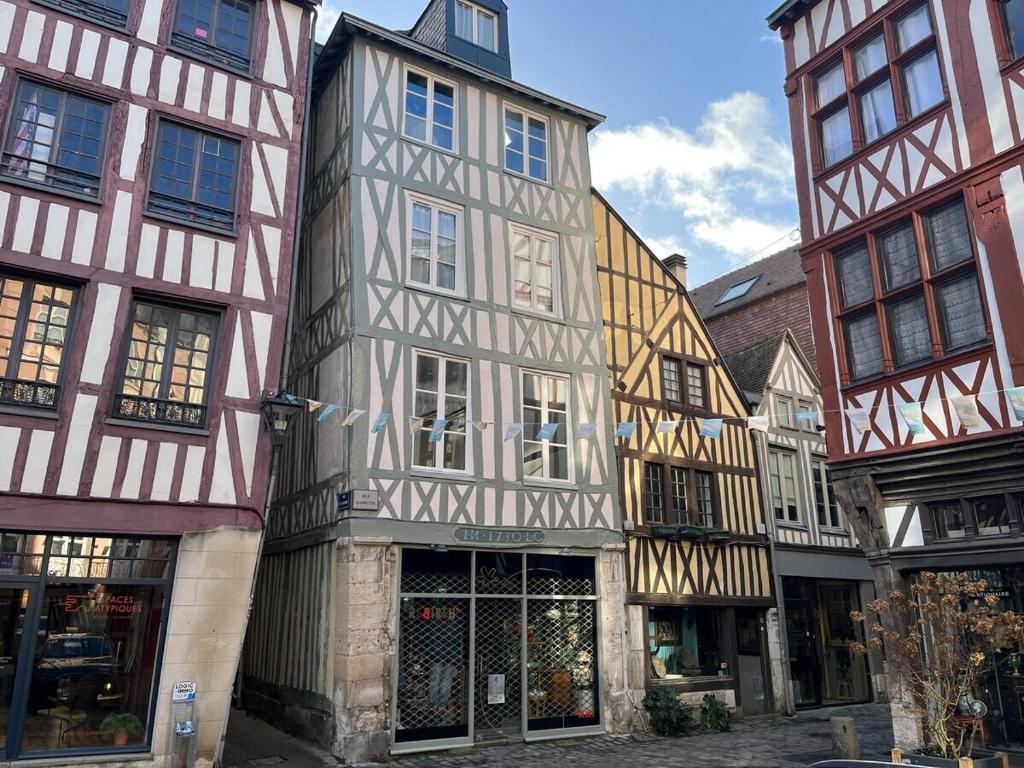 a group of half timbered buildings in a street at Le 1731, Rouen coeur d'histoire, superbe duplex in Rouen