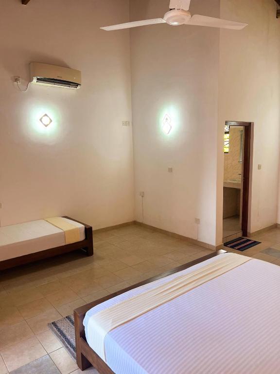 Postel nebo postele na pokoji v ubytování Hummus Hostel Hikkaduwa