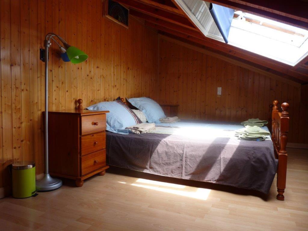 una camera con un letto e una lampada di Maison mitoyenne jardin piscine tennis a Hendaye