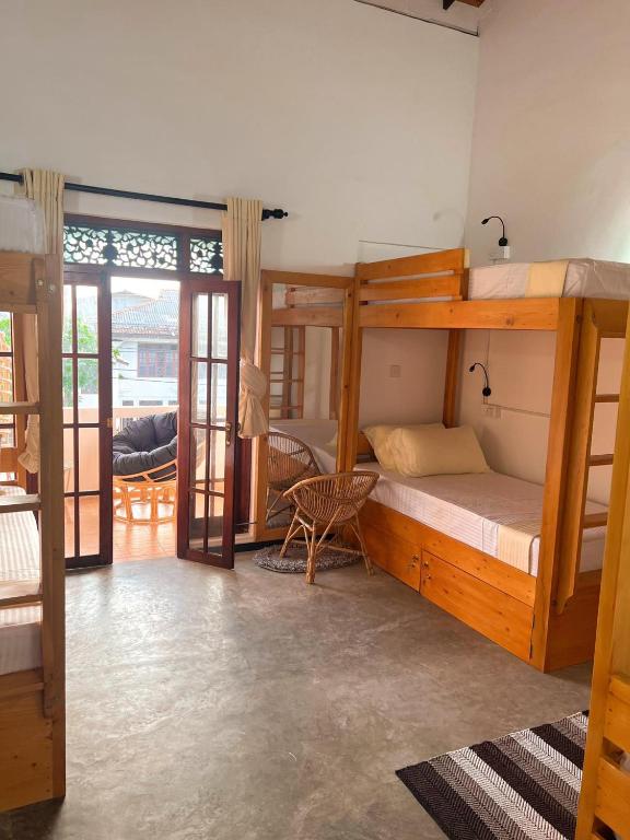 Postel nebo postele na pokoji v ubytování Hummus Hostel Hikkaduwa