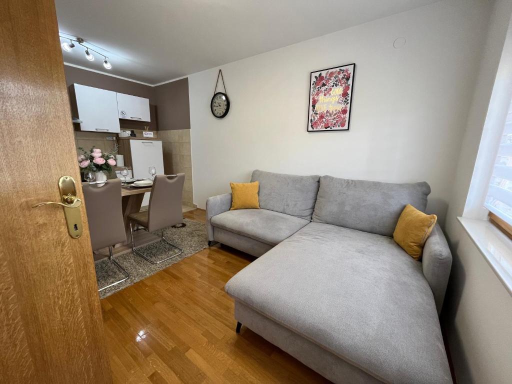 uma sala de estar com um sofá e uma mesa em Kuća za odmor Saturnus em Karanac