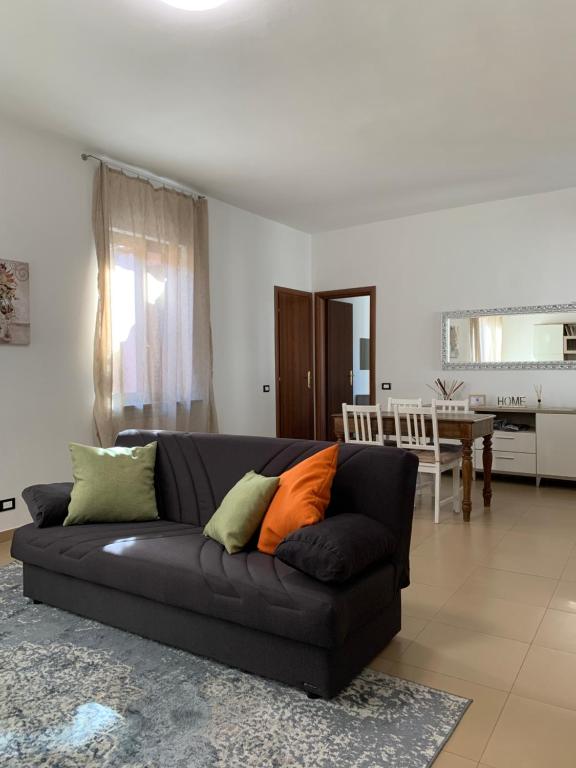 um sofá preto sentado numa sala de estar em La Casetta Rosa em Travacò Siccomario