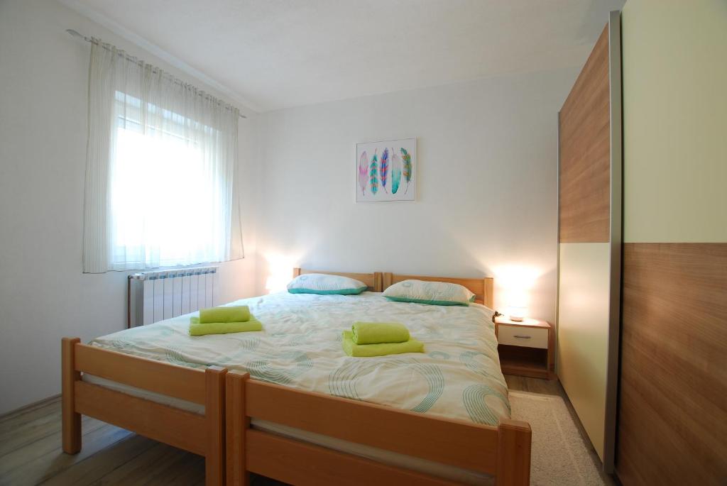 Posteľ alebo postele v izbe v ubytovaní Apartments with parking spaces Rijeka - 18146