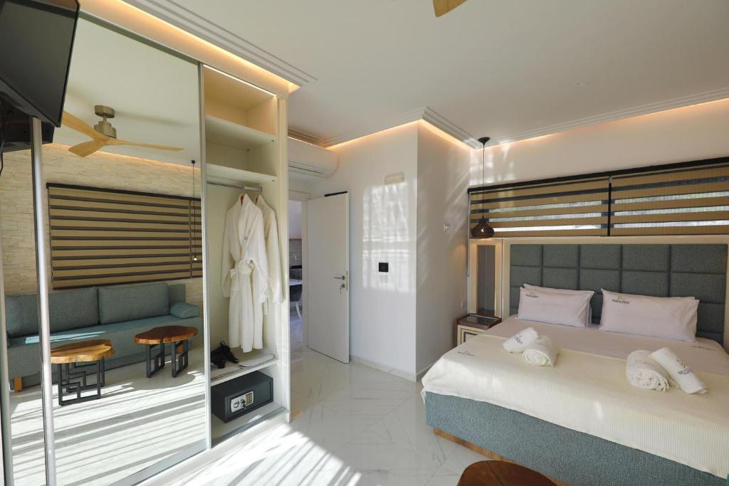 Postel nebo postele na pokoji v ubytování Beach Walk Luxury Suites