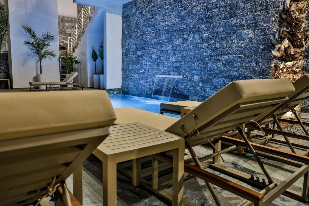 Bazén v ubytování Beach Walk Luxury Suites nebo v jeho okolí
