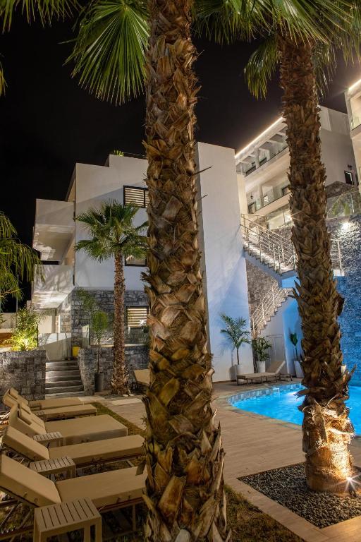 Bazén v ubytování Beach Walk Luxury Suites nebo v jeho okolí