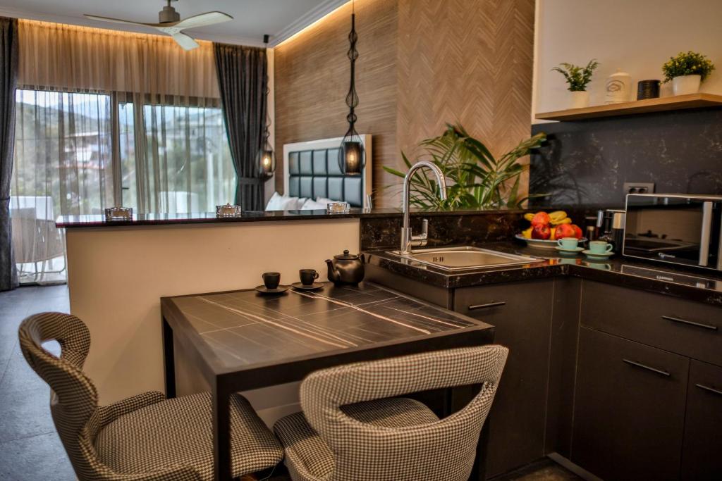 Kuchyň nebo kuchyňský kout v ubytování Beach Walk Luxury Suites
