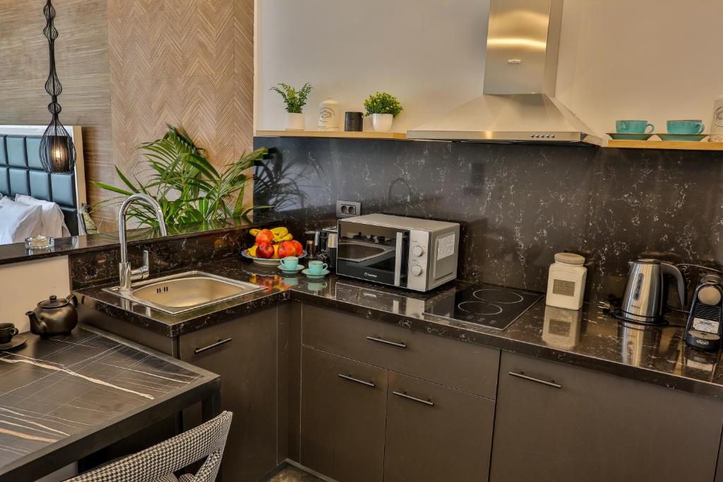 Kuchyň nebo kuchyňský kout v ubytování Beach Walk Luxury Suites