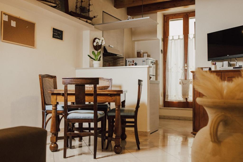 a kitchen and dining room with a table and chairs at Casa Merina in Trani