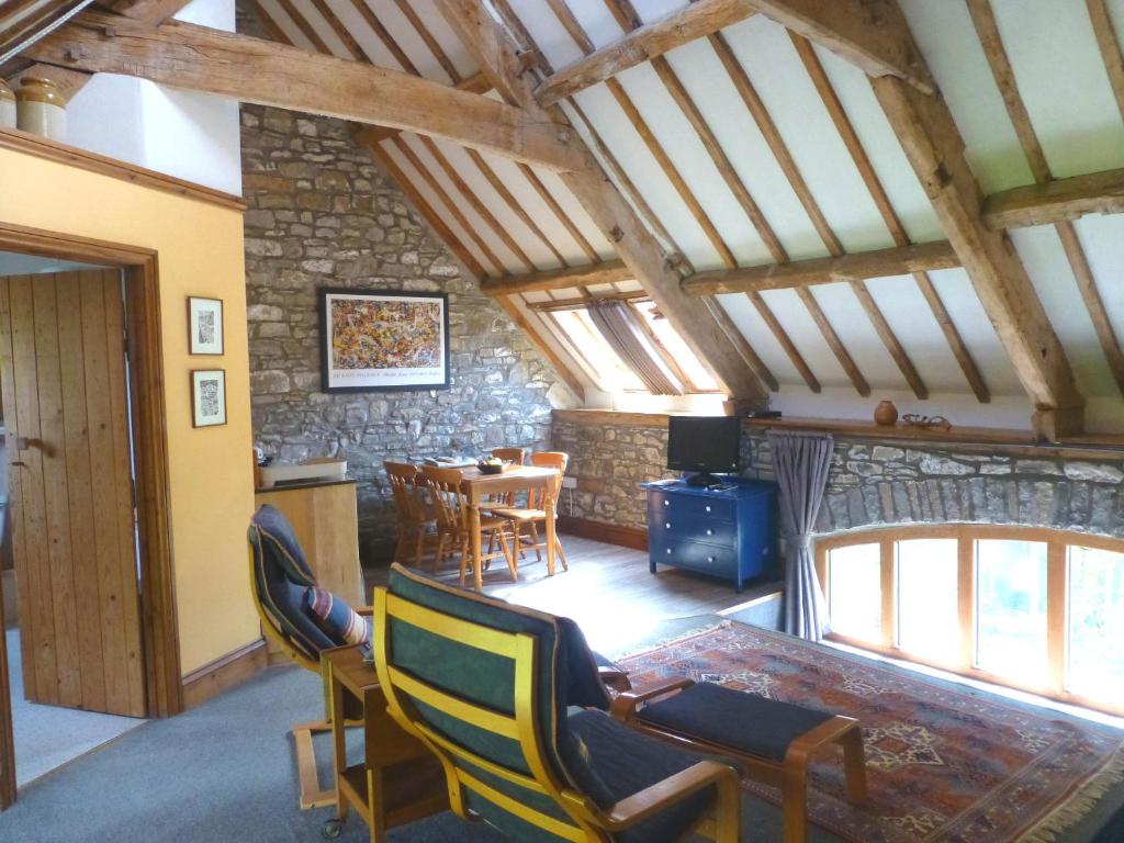 - un salon avec une table et des chaises dans l'établissement Ty Cefn Tregib B&B, à Llandeilo