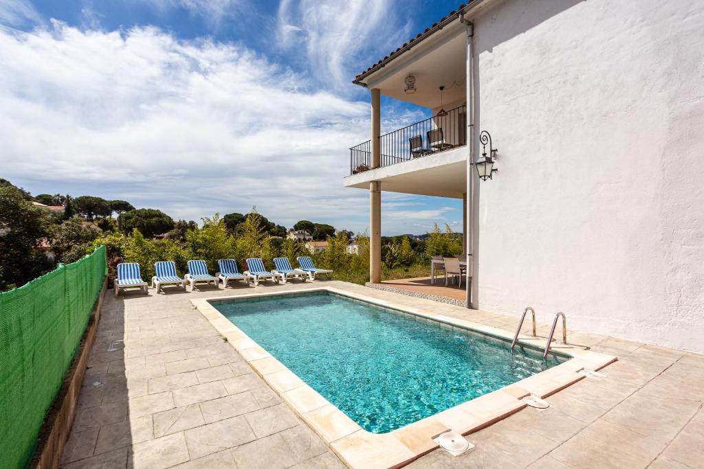 una piscina nel cortile di una casa di Pollancre a Vidreres