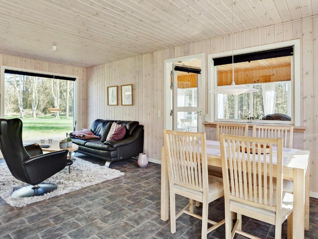 Posezení v ubytování 2 person holiday home in Læsø-By Traum
