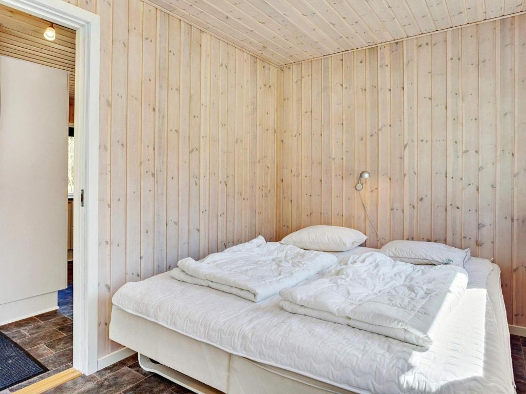 Postel nebo postele na pokoji v ubytování 2 person holiday home in Læsø-By Traum