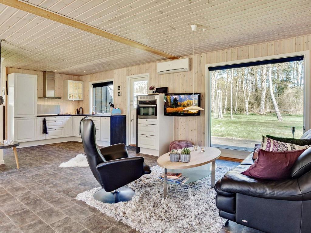 Kuchyň nebo kuchyňský kout v ubytování 2 person holiday home in Læsø-By Traum