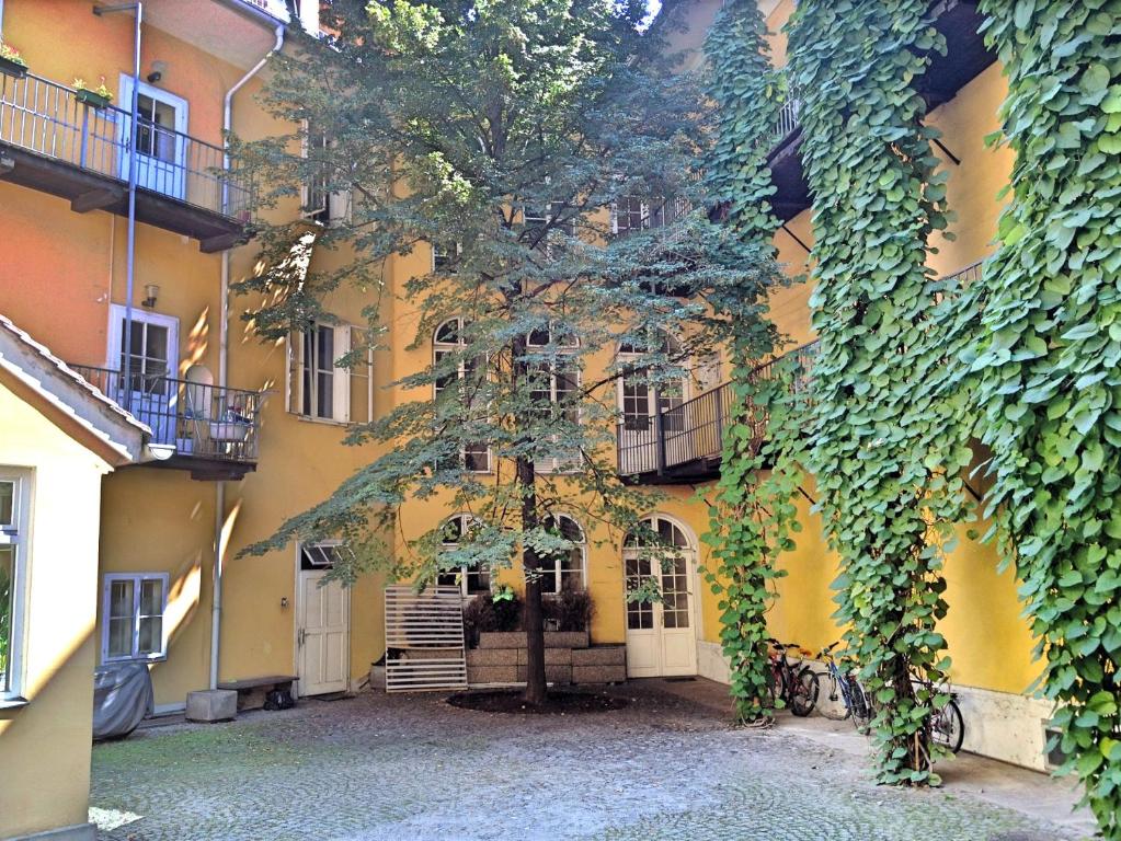 a building with a tree in front of it at Apartment Jakominiplatz in Graz