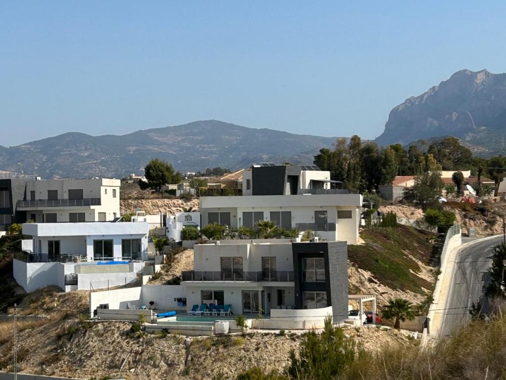 grupa białych domów na wzgórzu w obiekcie Villa Sophia w mieście Busot