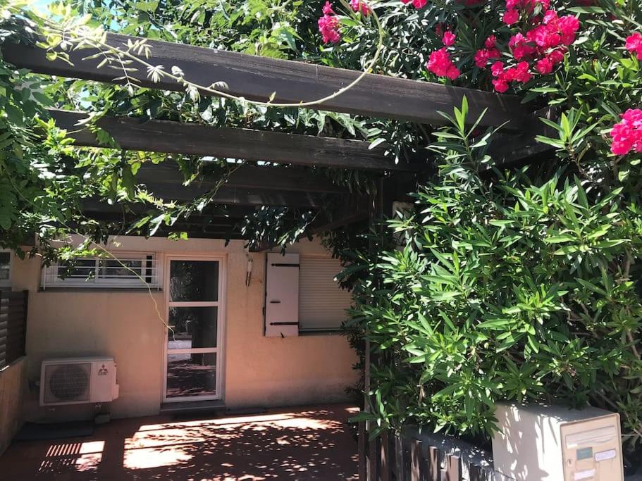 Vonkajšia záhrada v ubytovaní Maison de standing avec jardin et parking près de la plage