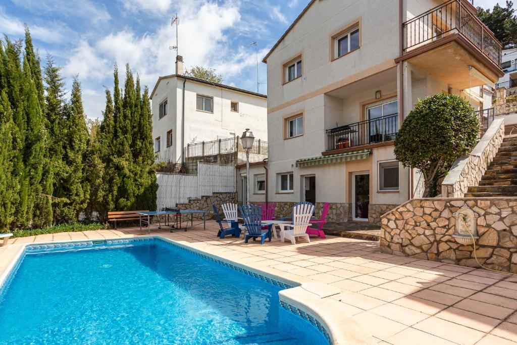 een huis met een zwembad voor een gebouw bij Villa Denis Completa in Vidreres