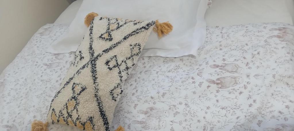 een bed met een wit dekbed en kussens bij Charming 2-Bed Apartment in London in Londen