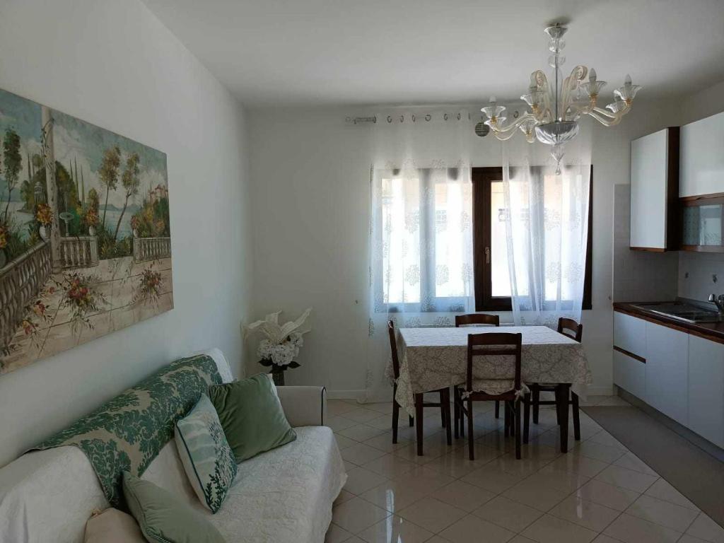 sala de estar con sofá y mesa en Bertos house tra mare e laguna, en Cavallino-Treporti