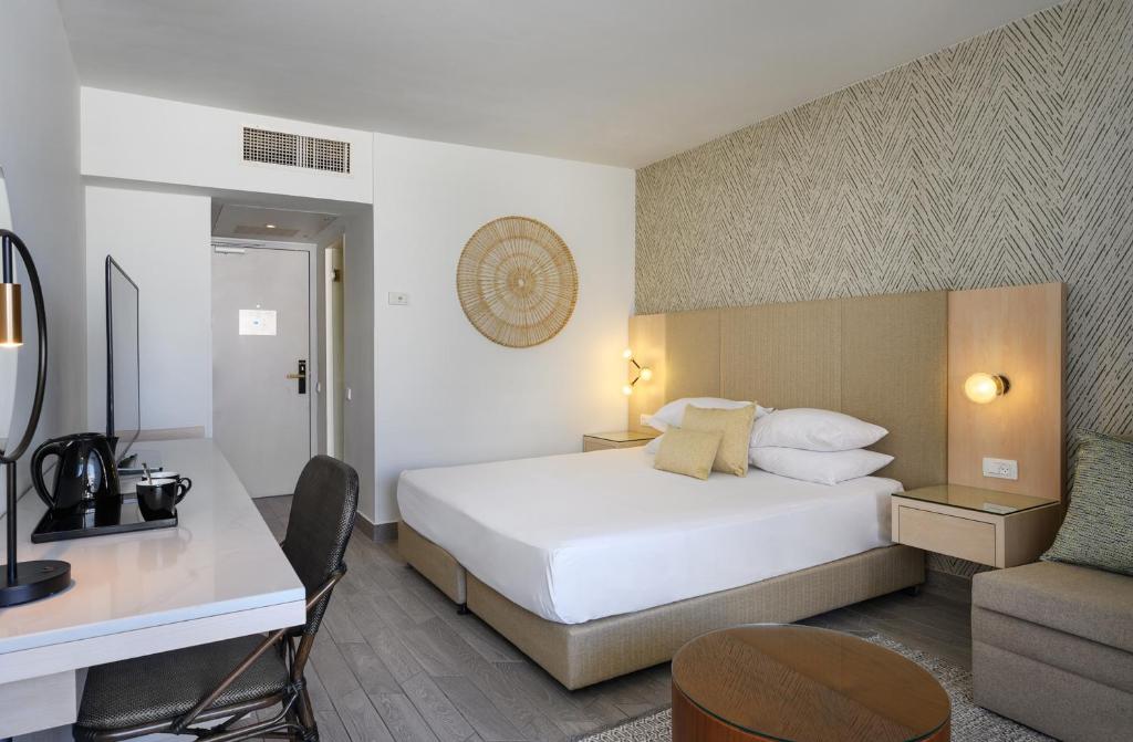 Ein Bett oder Betten in einem Zimmer der Unterkunft Lagoona by Isrotel Collection