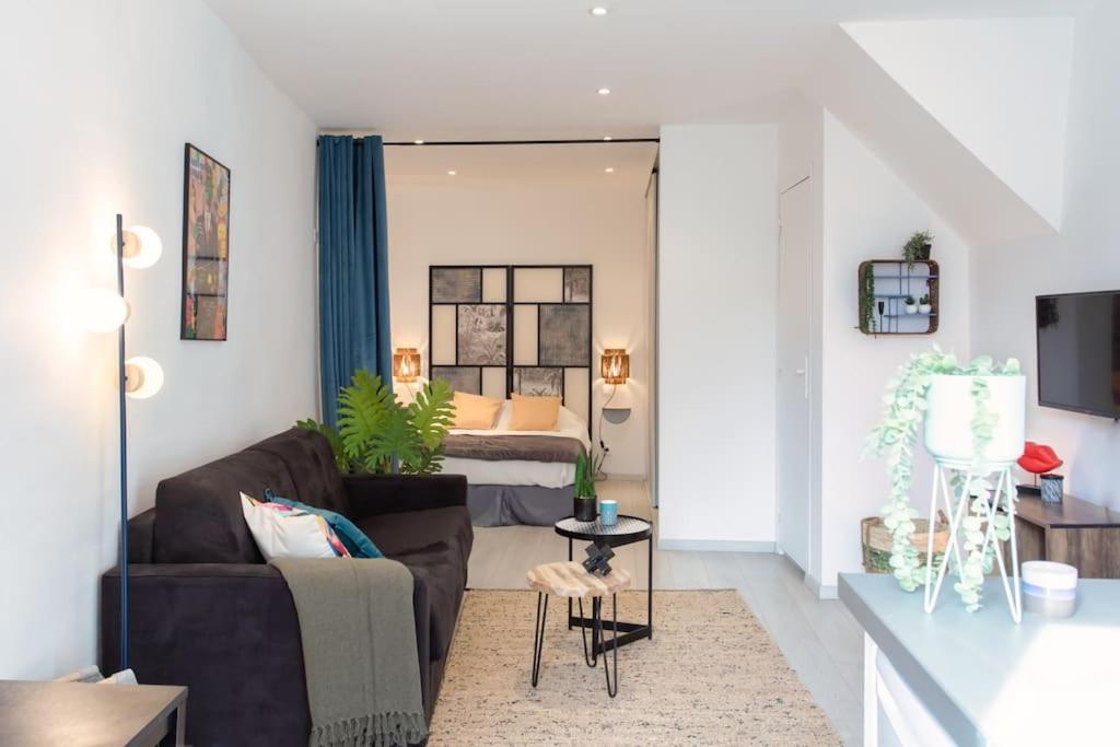 un salon avec un canapé et un lit dans l'établissement L5 2mins Walk to the Beach Heart of Old Town Nice, à Nice