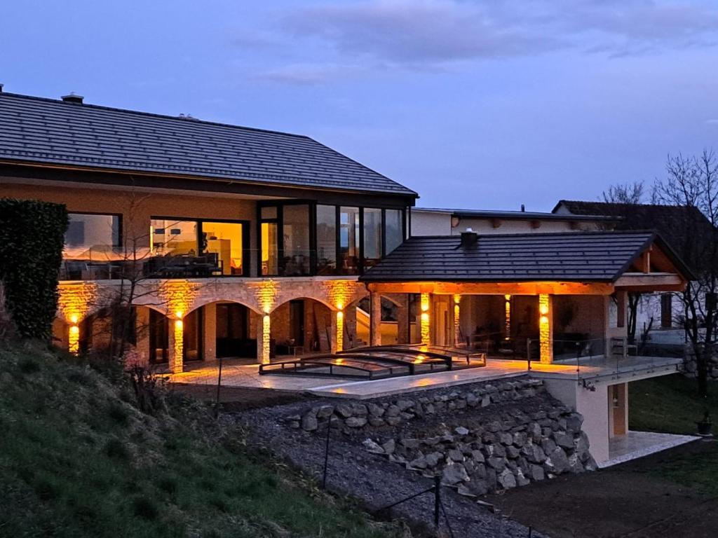 uma casa grande com uma parede de pedra em Urlaubsoase Hügelperle em Bad Gleichenberg