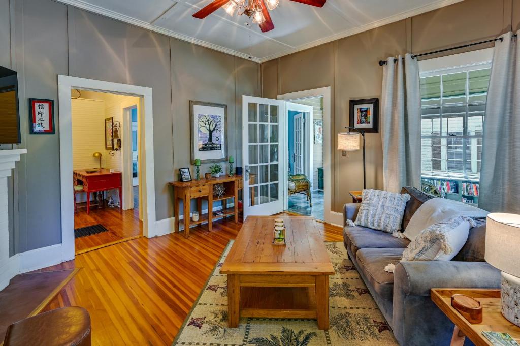 พื้นที่นั่งเล่นของ Quaint Anderson Home with Sunroom, Walk To Downtown!