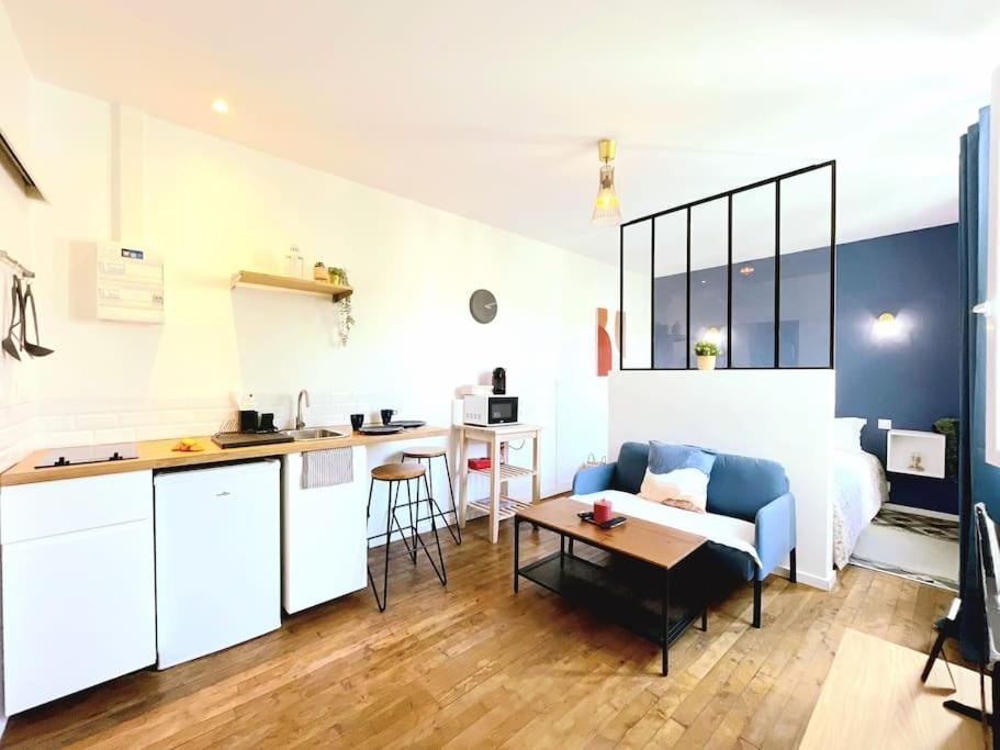 Il dispose d'une cuisine et d'un salon avec un canapé et une table. dans l'établissement L'élégant du Grécourt, à Tours