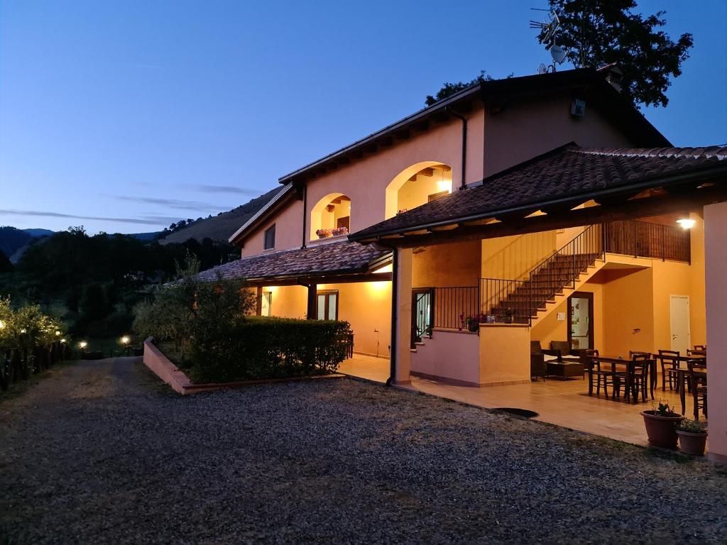 Cette grande maison dispose d'une terrasse et d'une table. dans l'établissement Agriturismo L'Ulivo, à Padula