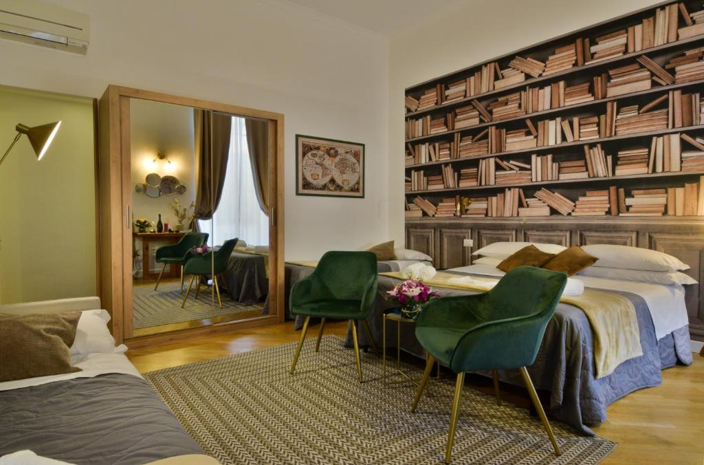 um quarto com 2 camas e uma grande parede de livros em Spagna Ave em Roma