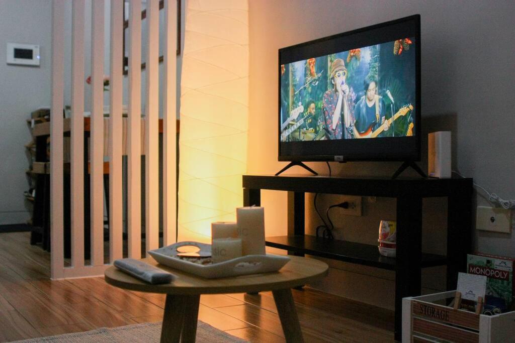 TV a/nebo společenská místnost v ubytování Serenity Suites: Your tranquil gateway!