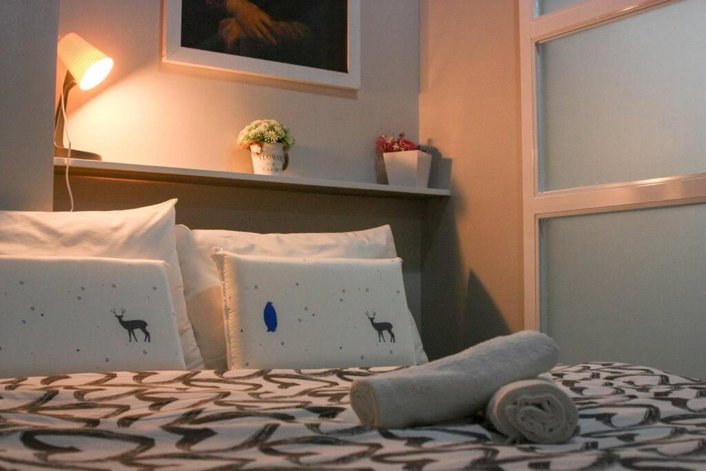 sypialnia z łóżkiem z poduszkami w obiekcie Serenity Suites: Your tranquil gateway! w mieście Biñan