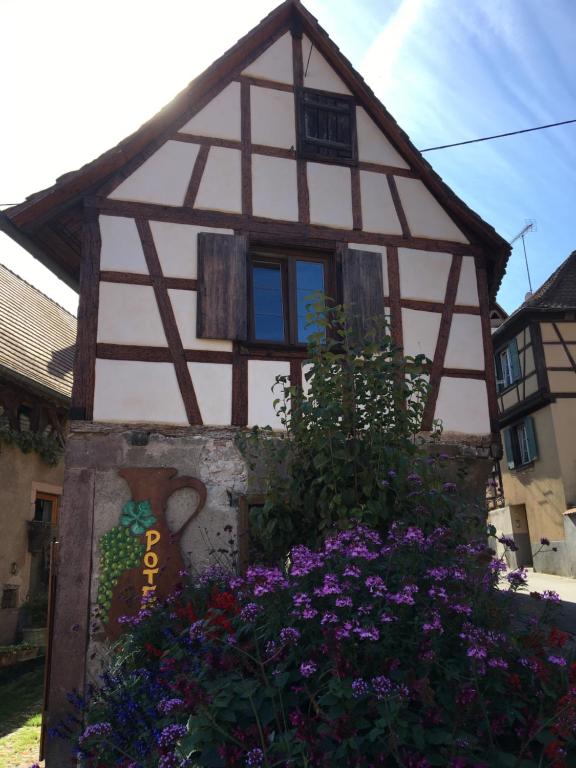 uma casa com flores em frente em Le Petit Cocon em Dambach-la-Ville