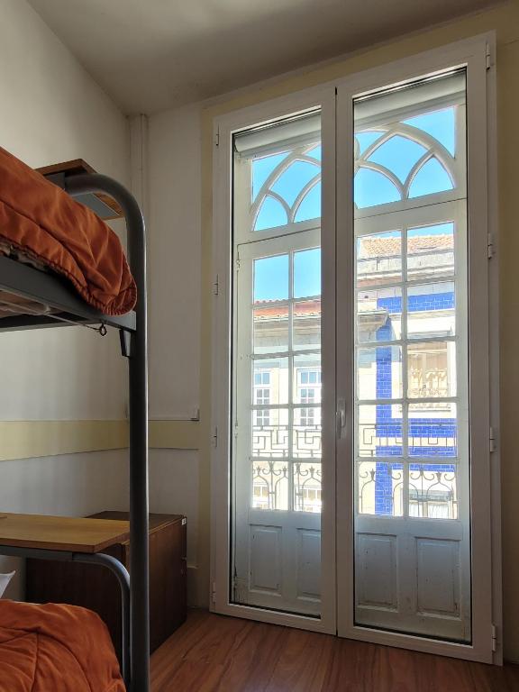 Postel nebo postele na pokoji v ubytování inBraga Hostel