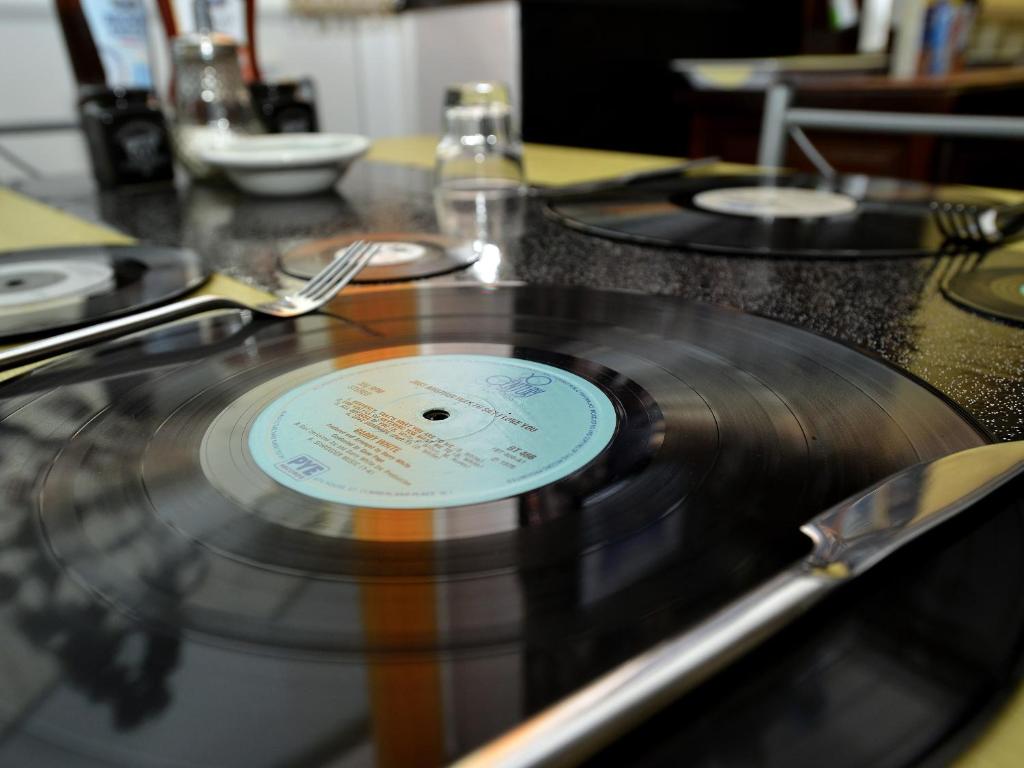 einen Tisch mit zwei Vinyl-Schallplatten darüber in der Unterkunft The Mercury, Blackpool - over 21's only in Blackpool