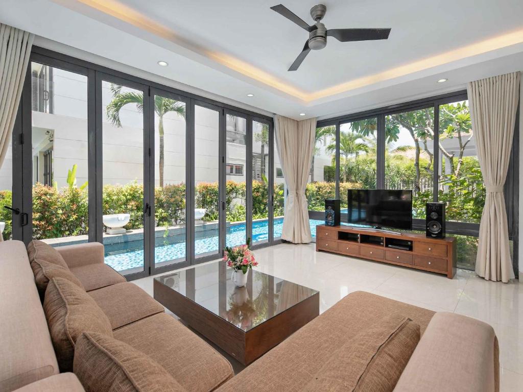Biệt Thự 4 Phòng Ngủ Có Hồ Bơi Riêng Xung Quanh
