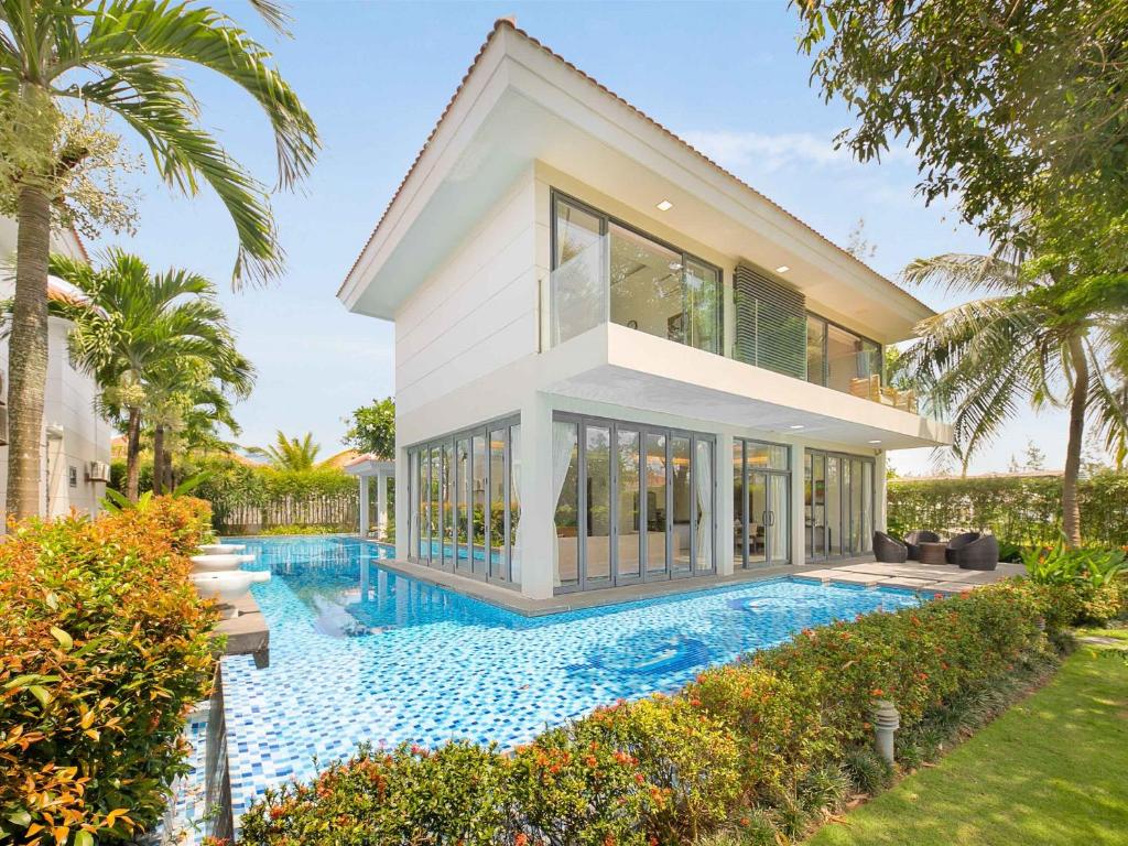 een huis met een zwembad voor een huis bij Danang Ocean Resort & Spa Non Nuoc Beach Villas in Da Nang