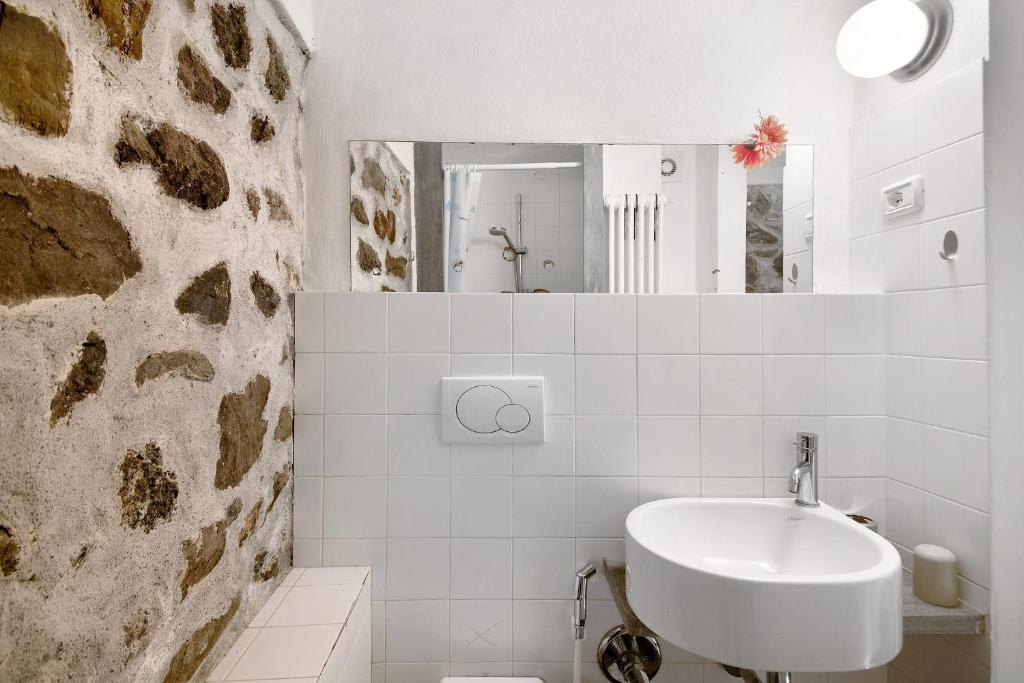 A bathroom at Beroni su due livelli